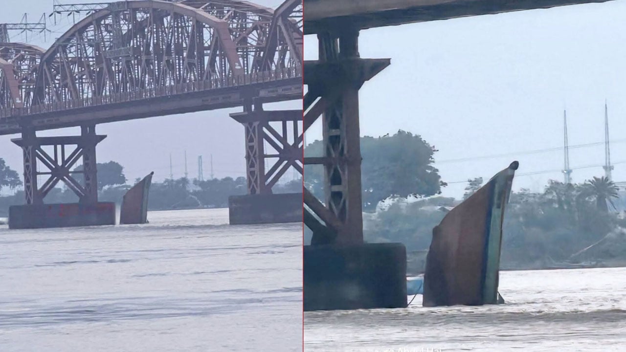হার্ডিঞ্জ ব্রিজের নিচে বালুবাহী ট্রলার ডুবি, সাঁতরে বাঁচলেন ৫ জন