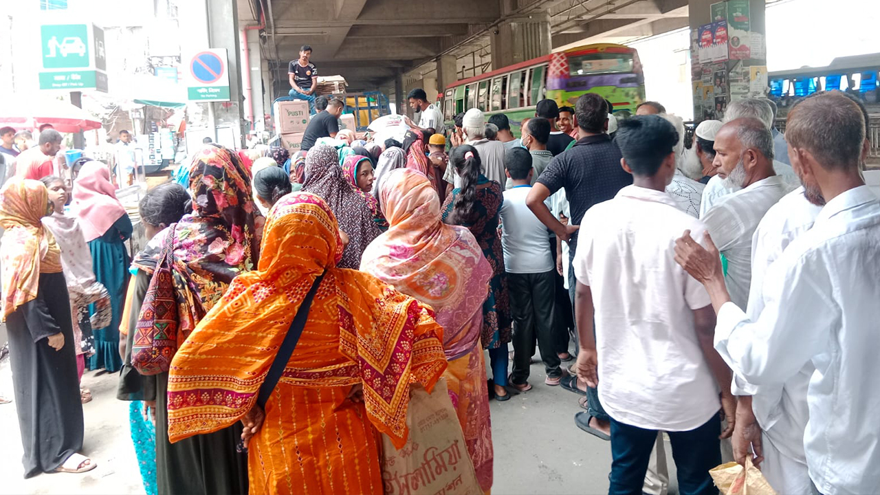 টিসিবির ট্রাকের সামনে দীর্ঘলাইন, ভিড়-হুড়াহুড়ি