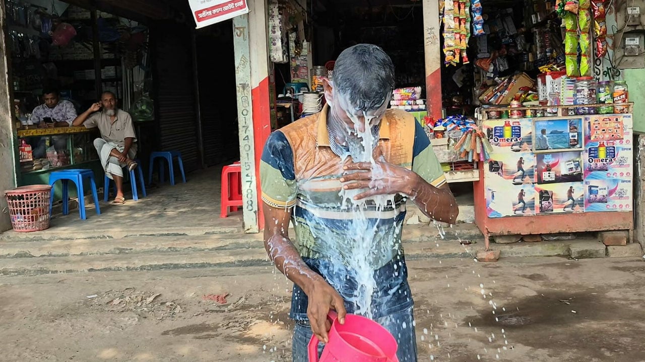 দুধ দিয়ে গোসল করে রাজনীতি ছাড়ার ঘোষণা স্বেচ্ছাসেবক দলের নেতার