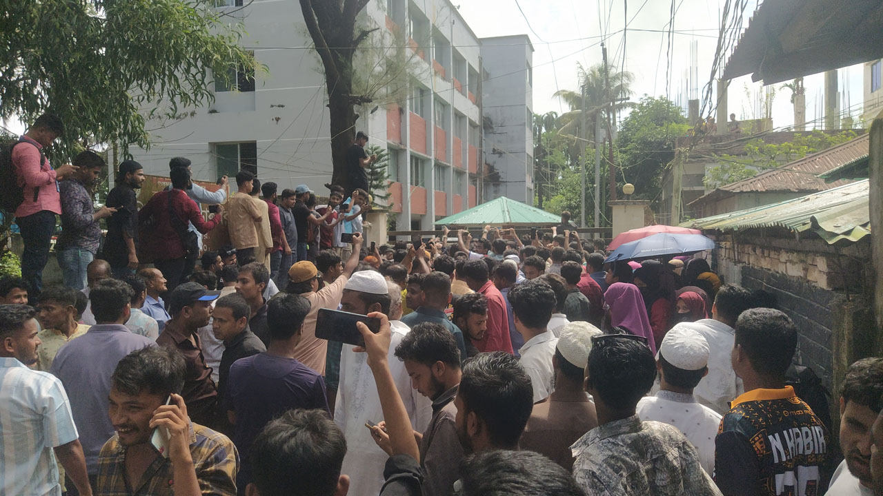 উখিয়া থানার মূল ফটকে চাকরিচ্যুত শিক্ষকদের অবস্থান