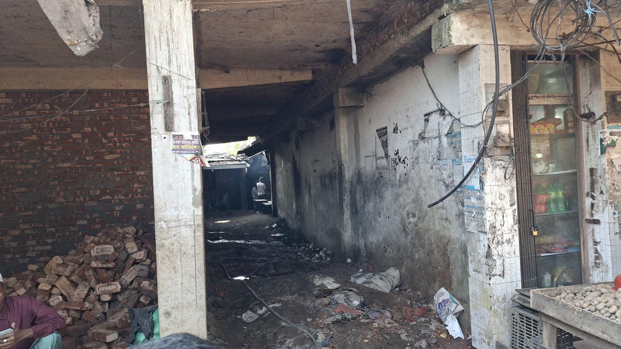 শতবর্ষী যাতায়াতের পথ বন্ধ করে যুবলীগ নেতার দোকান নির্মাণ