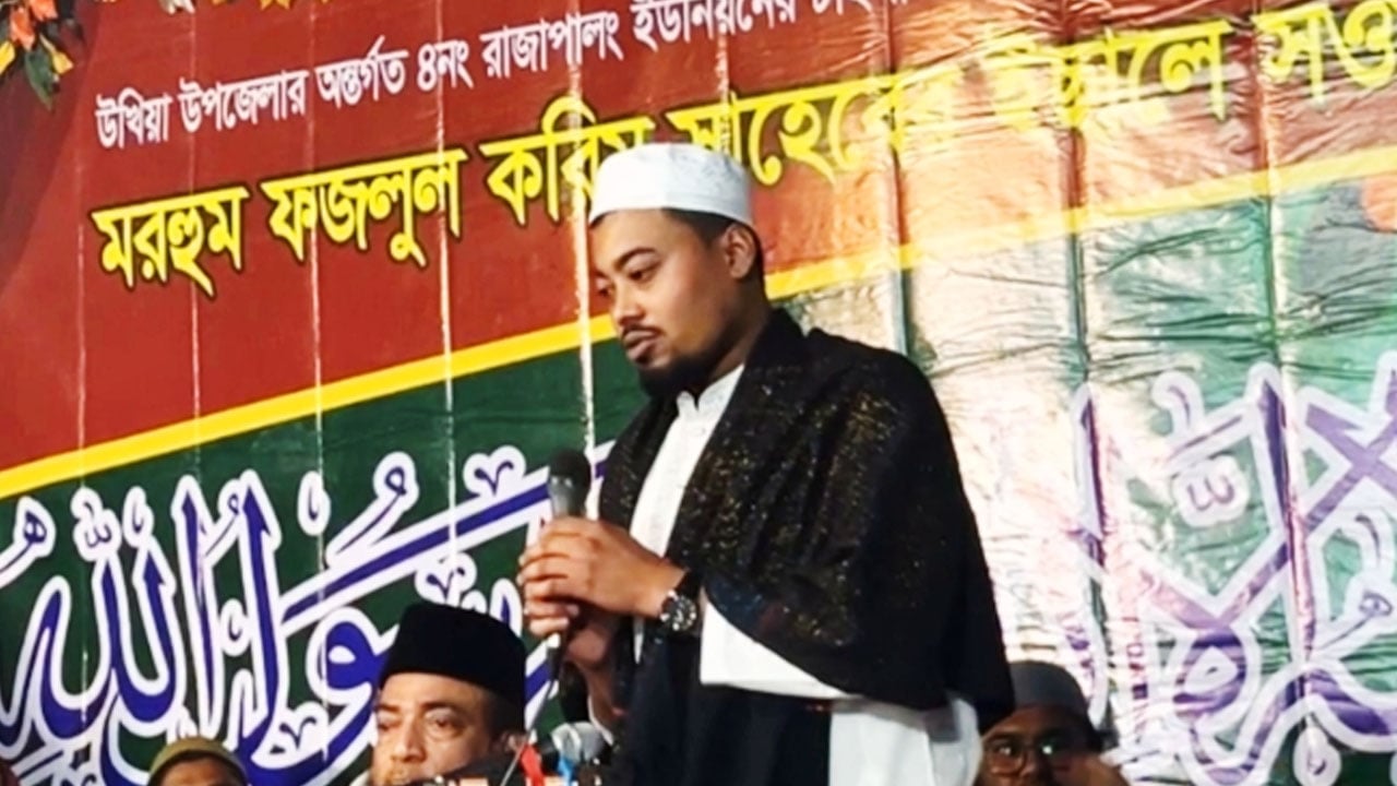 মাহফিলে এসে ইসলাম ধর্ম গ্রহণ করলেন পুলিশ সদস্য