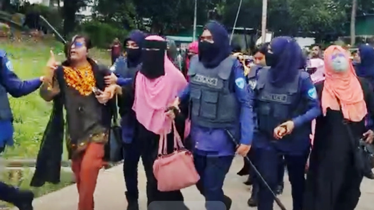 উখিয়ায় চাকরিচ্যুত শিক্ষকদের বিক্ষোভে পুলিশের লাঠিচার্জ