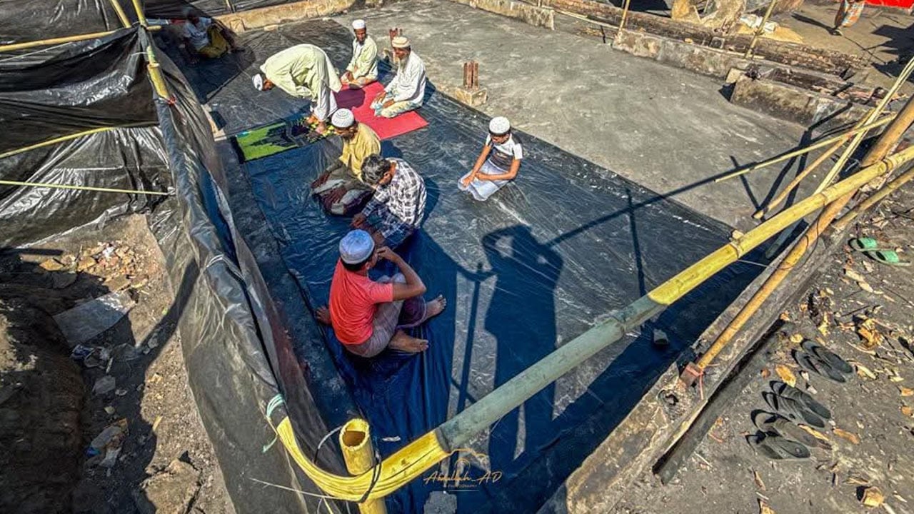 খোলা আকাশের নিচে নামাজ আদায় করছেন রোহিঙ্গা মুসল্লিরা