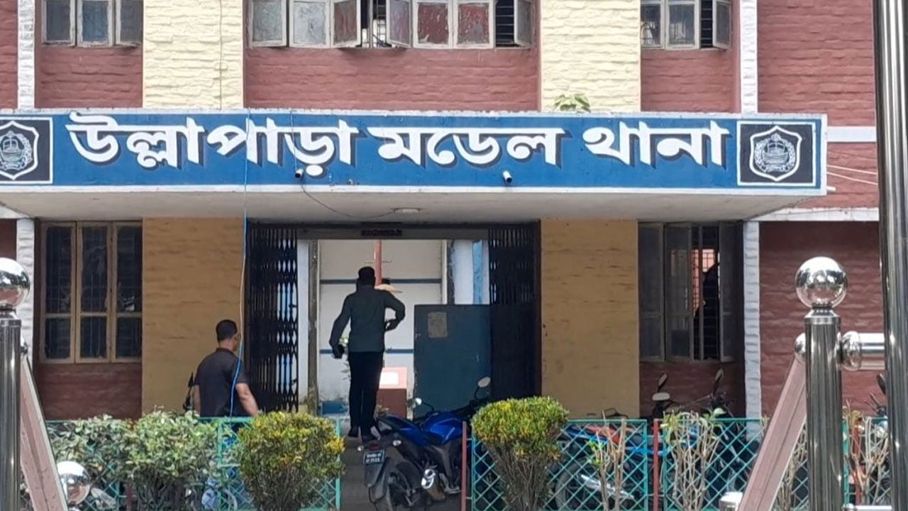 পূজামণ্ডপে পুলিশের ওপর হামলায় মামলা, স্বেচ্ছাসেবক দল নেতাও আসামি