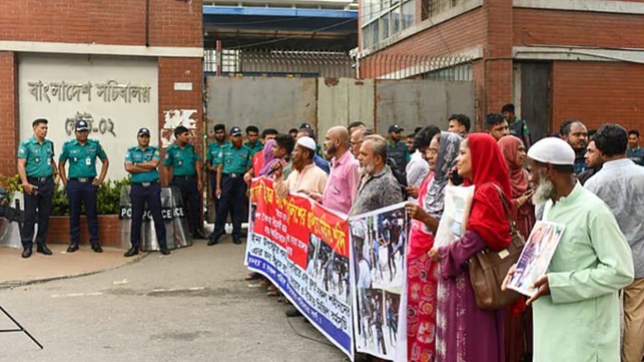 আইন উপদেষ্টার পদত্যাগ দাবি, আল্টিমেটাম দিয়ে সড়ক ছাড়লেন আন্দোলনকারীরা