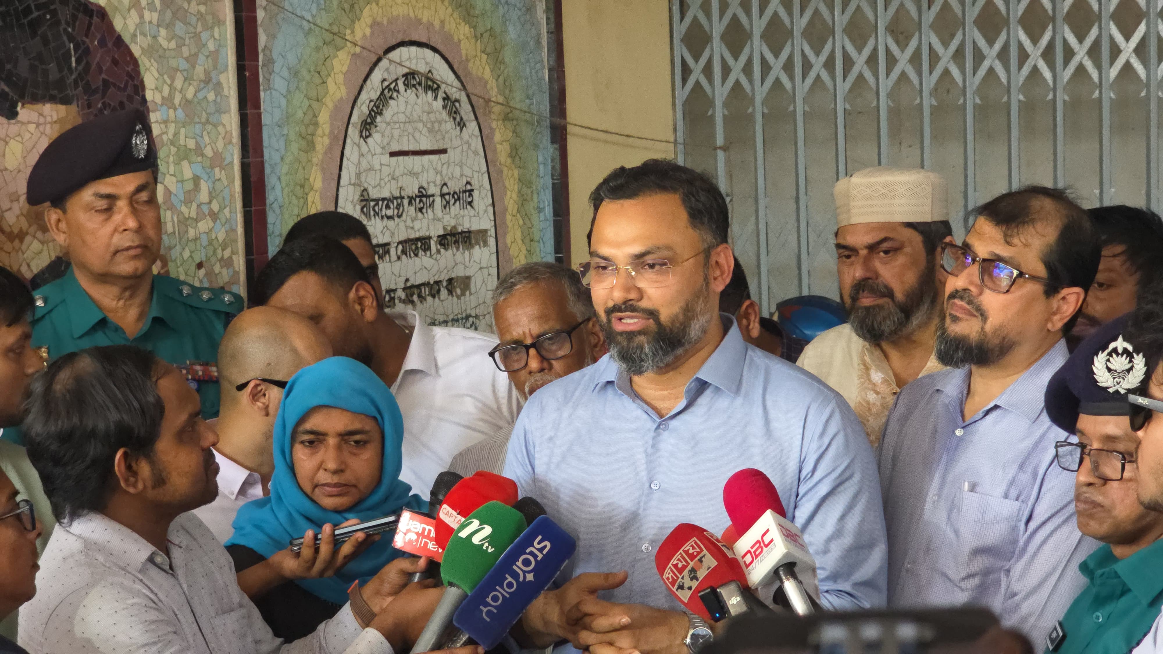 কমলাপুর স্টেডিয়ামের প্রশাসক বরখাস্ত, দোকানের বরাদ্দ বাতিলের হুঁশিয়ারি
