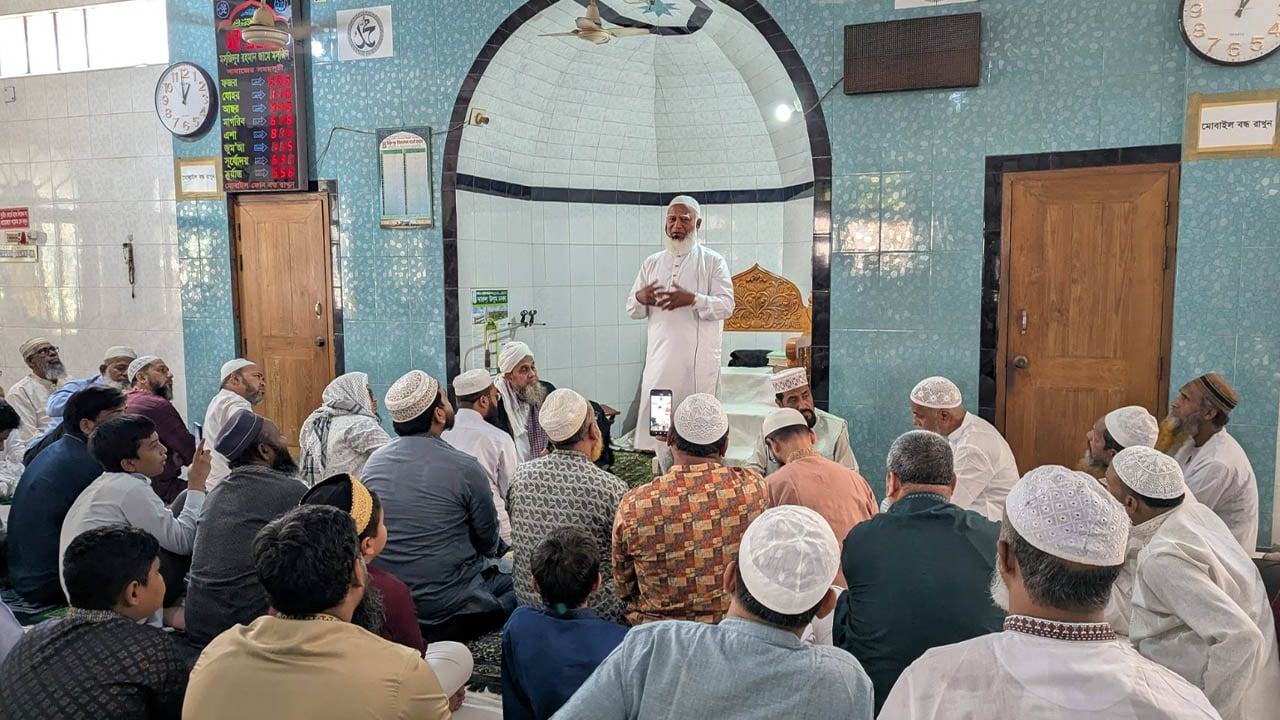 সংসদীয় এলাকায় জুমার নামাজ পড়লেন জামায়াত আমির