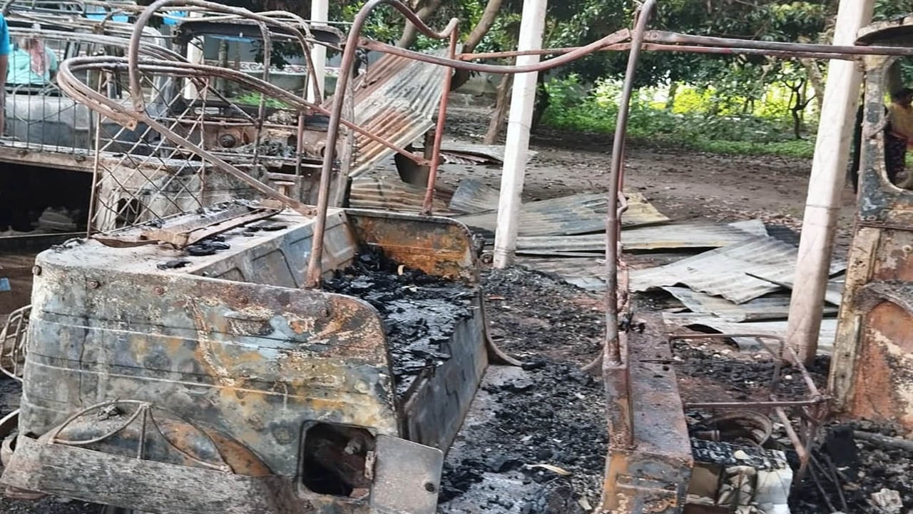 ধুনটে সিলিন্ডার বিস্ফোরণে ৩ অটোরিকশা পুড়ে ছাই