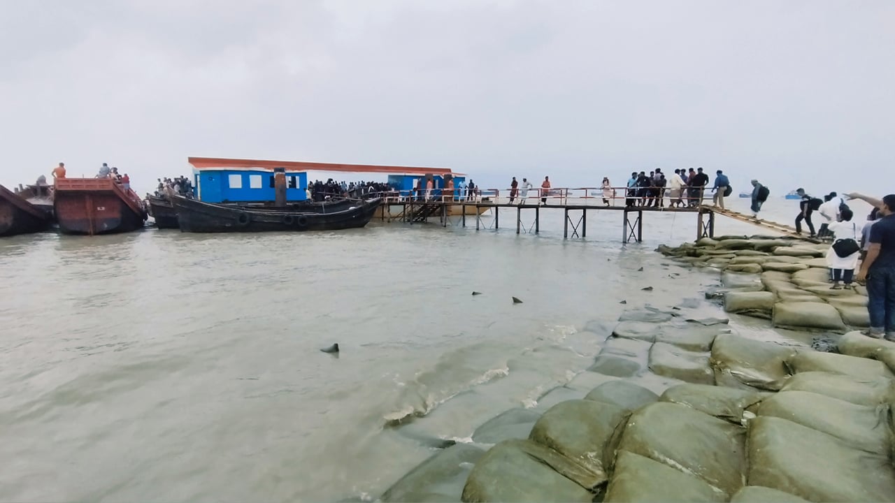 হাতিয়ার সাথে মূলভূখণ্ডের নৌ-যোগাযোগ বন্ধ