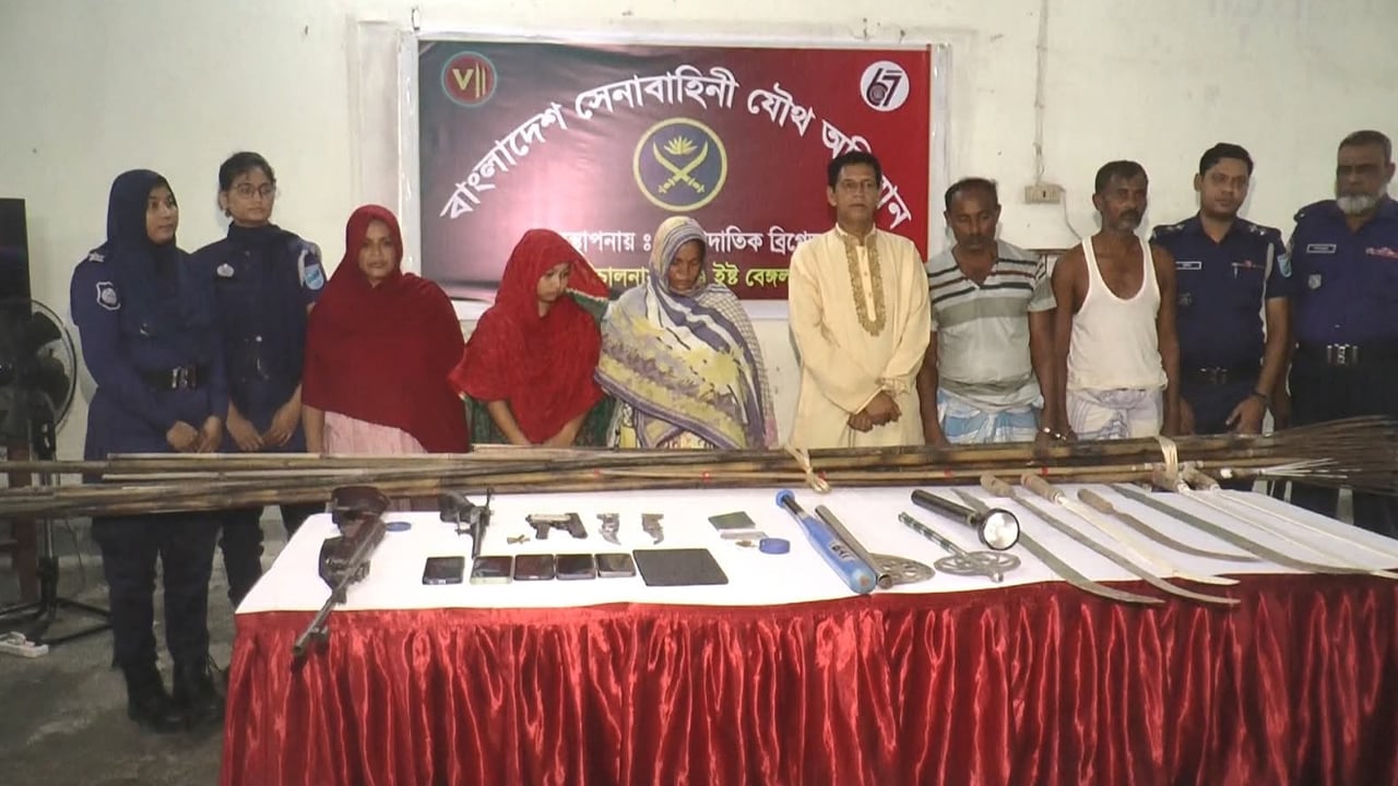 যৌথ অভিযানে বিপুল অস্ত্র উদ্ধার: এনসিপি নেতার বাবাসহ আটক ৬