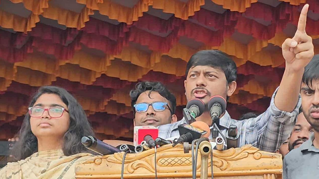 বাবরকে নাসিরের প্রশ্ন, হ্যান্ডেল করতে না পারলে অস্ত্র নিয়ে আসছিলেন কেন?