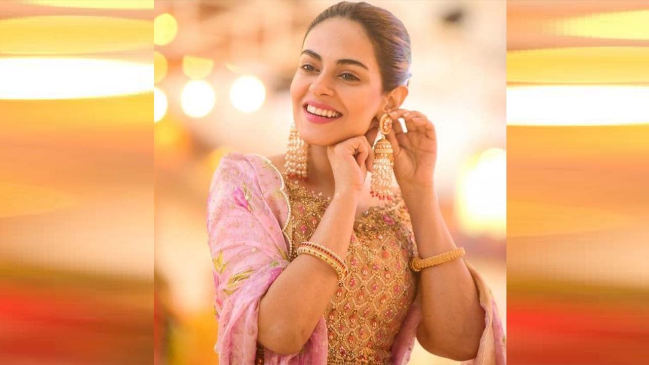 দীপিকার পাশে পাকিস্তানি অভিনেত্রী