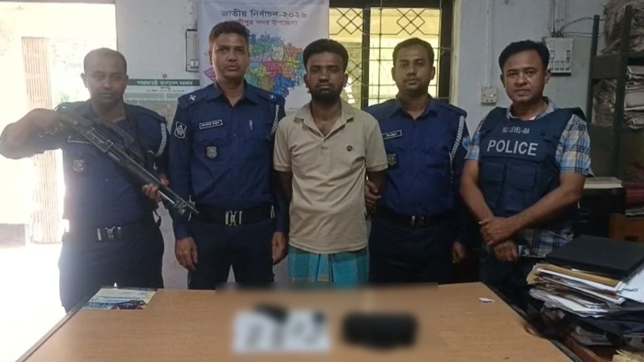 লক্ষ্মীপুরে বিদেশি রিভলবার ও গুলিসহ যুবক গ্রেপ্তার