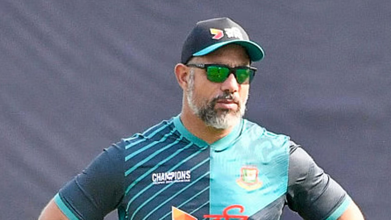 আরব আমিরাত সফরে থাকছেন না অ্যাডামস