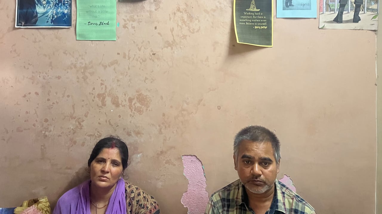 অংশিকা পান্ডের বাবা-মা।