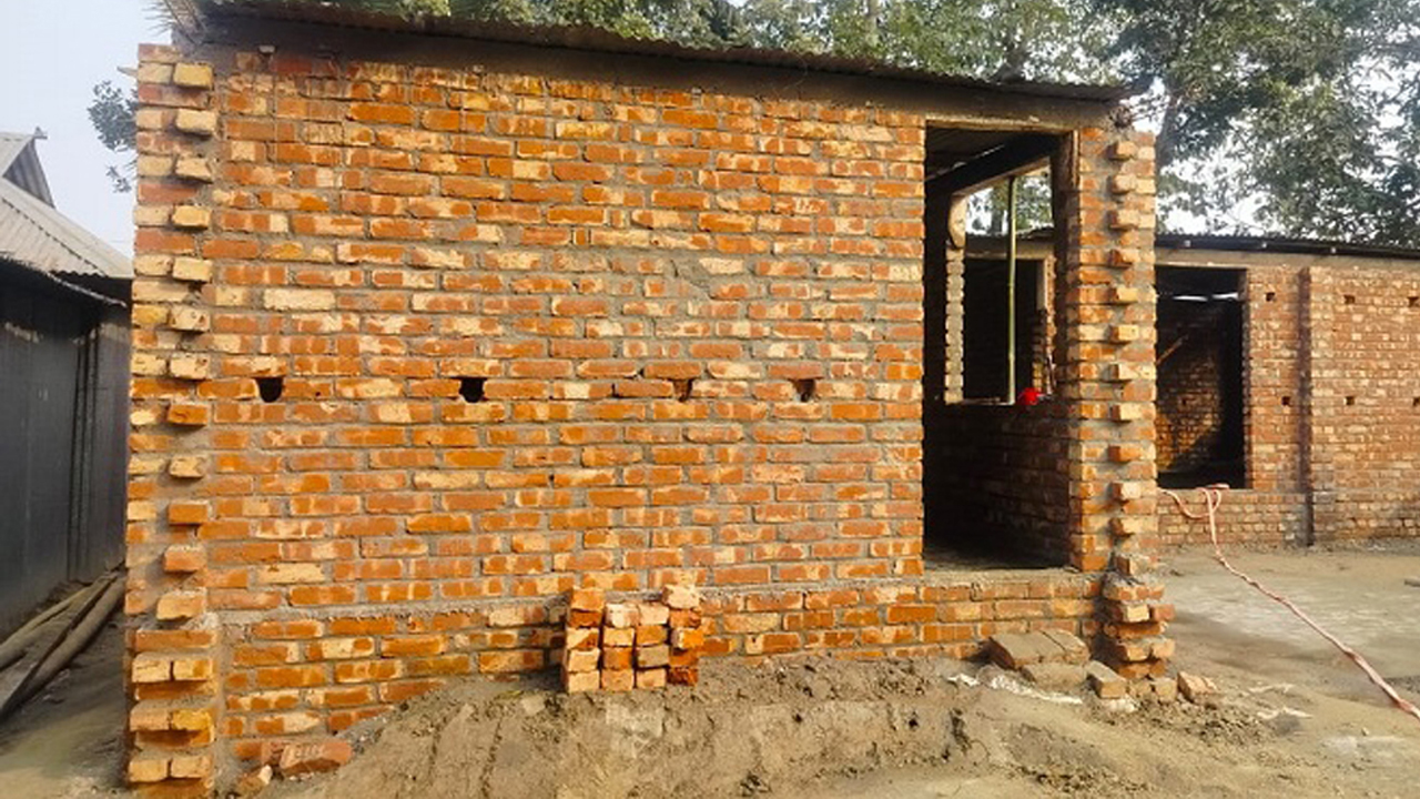 বিএসএফের বাধায় বন্ধ হল বাংলাদেশির ঘর নির্মাণ
