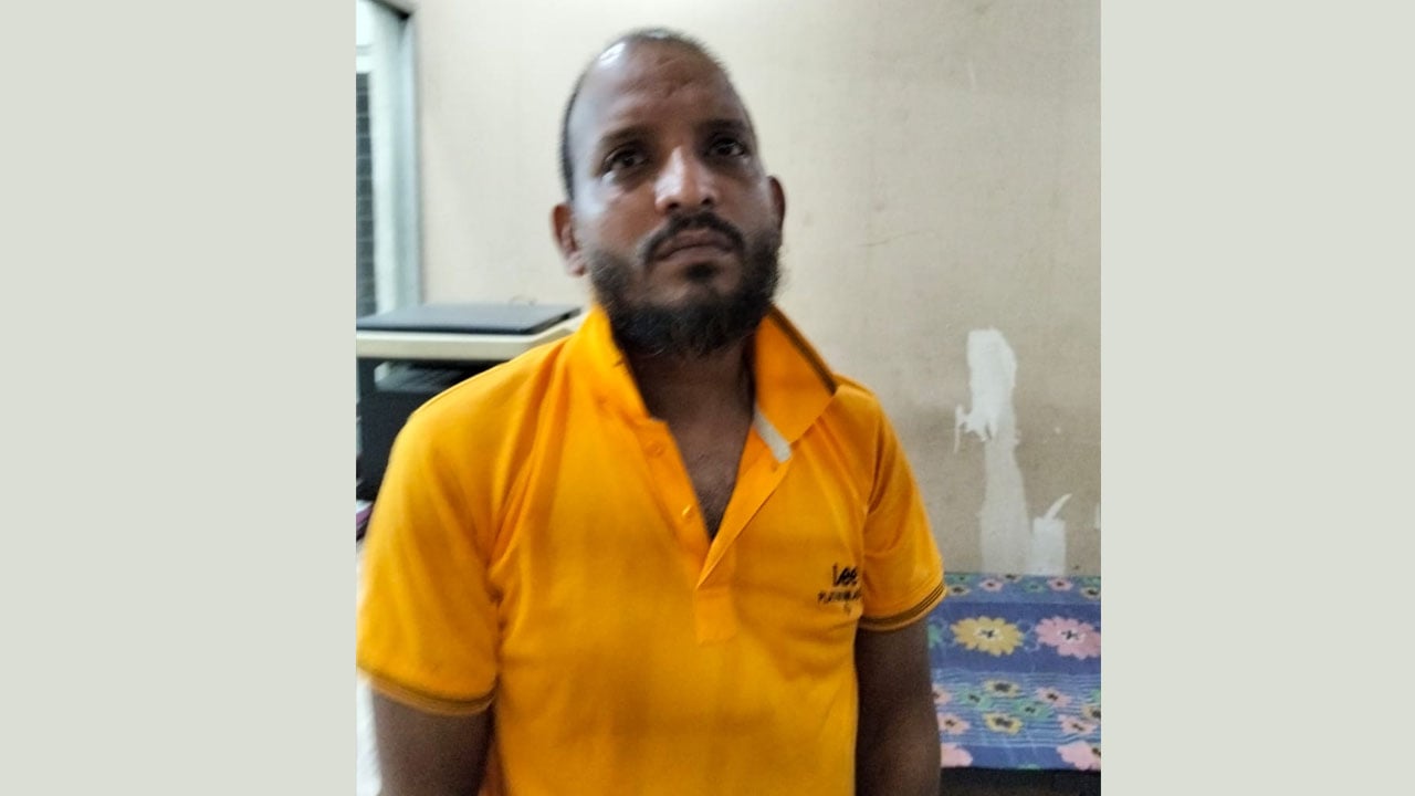 ওসির পরিচয়ে টিভি-ফ্রিজ নিয়ে যাওয়া প্রতারক গ্রেপ্তার