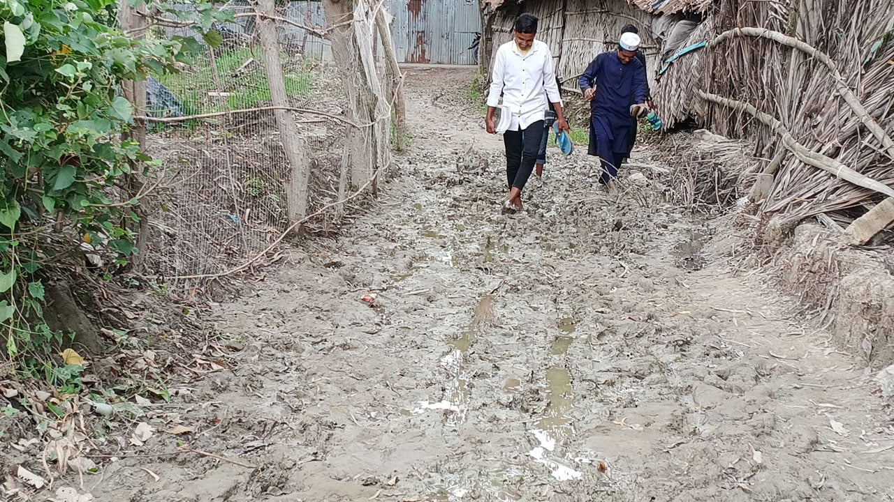 সড়ক খোঁড়াখুঁড়ি করেই পলাতক ঠিকাদার