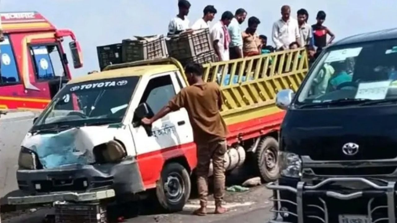 কর্ণফুলীতে পিকআপের ধাক্কায় বাবা-ছেলে নিহত