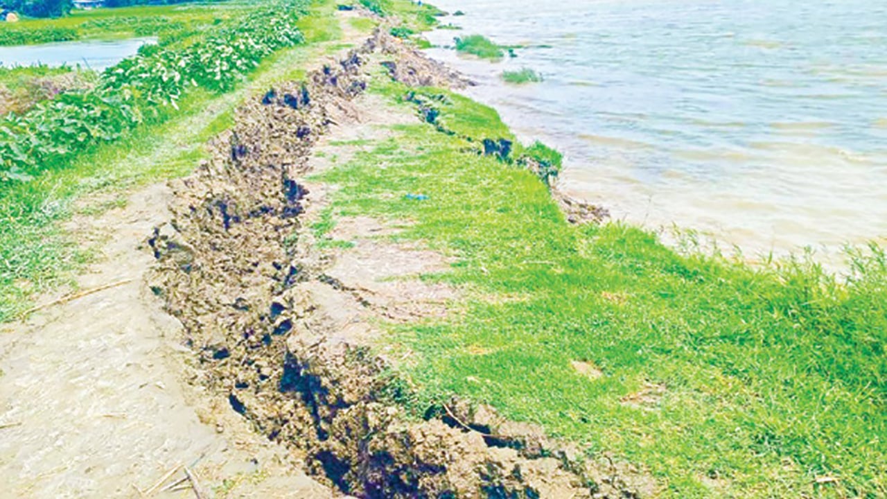 আনোয়ারায় শঙ্খ নদীর বেড়িবাঁধে ধস