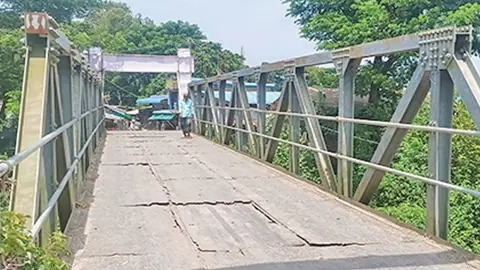আনোয়ারায় বেইলি ব্রিজের বেহাল দশা, ঝুঁকি নিয়ে চলাচল