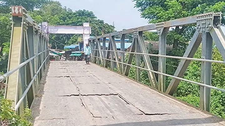 আনোয়ারায় বেইলি ব্রিজের বেহাল দশা, ঝুঁকি নিয়ে চলাচল
