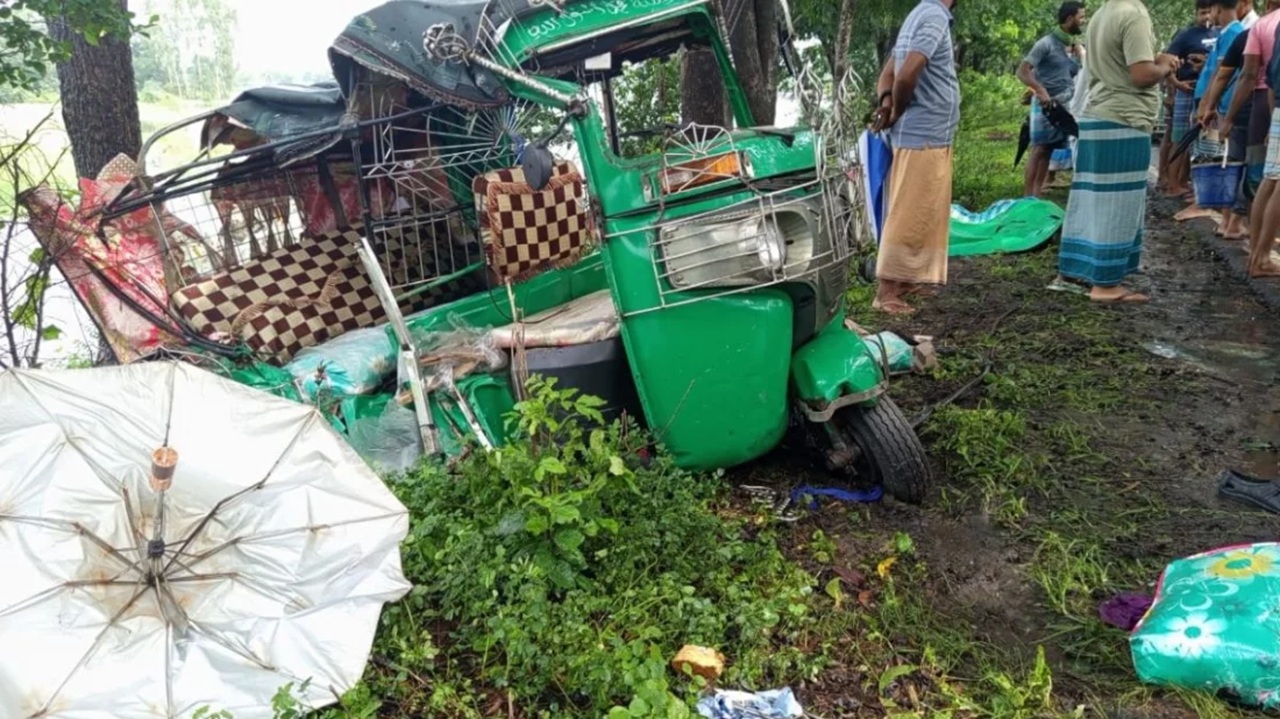 চট্টগ্রামের আনোয়ারায় অটোরিকশা-মাইক্রোবাস সংঘর্ষ, নিহত ২