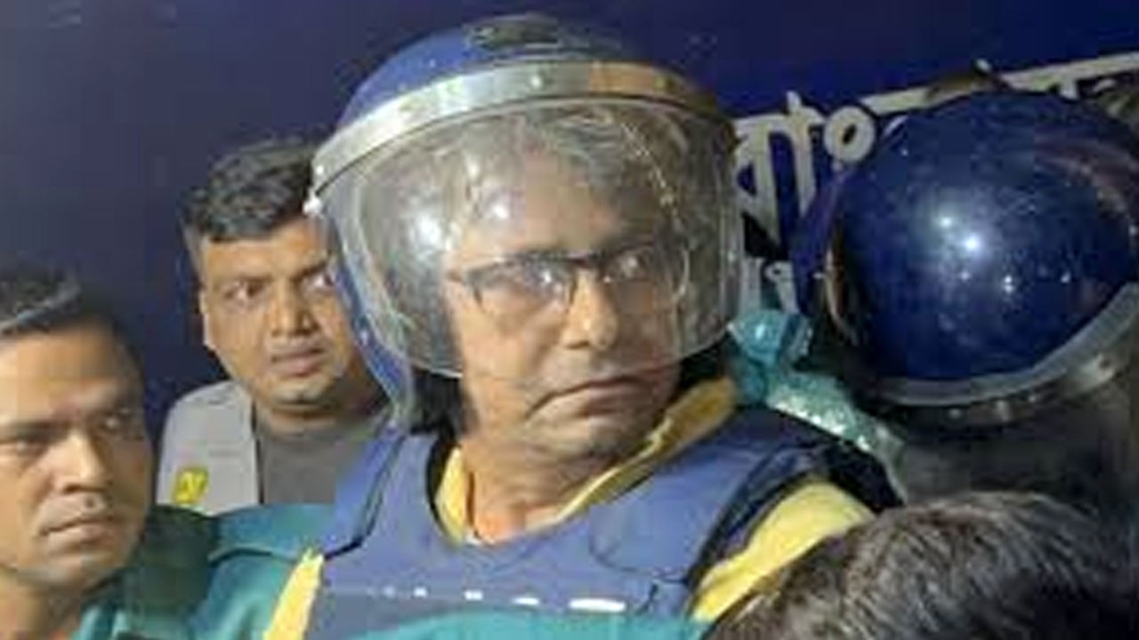 কাঠগড়ায় নীরবে কাঁদলেন সাংবাদিক আনিস আলমগীর