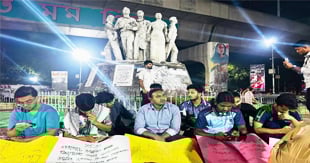 জুলাই সনদ বাস্তবায়নের দাবিতে ঢাবিতে শিক্ষার্থীর অনশন