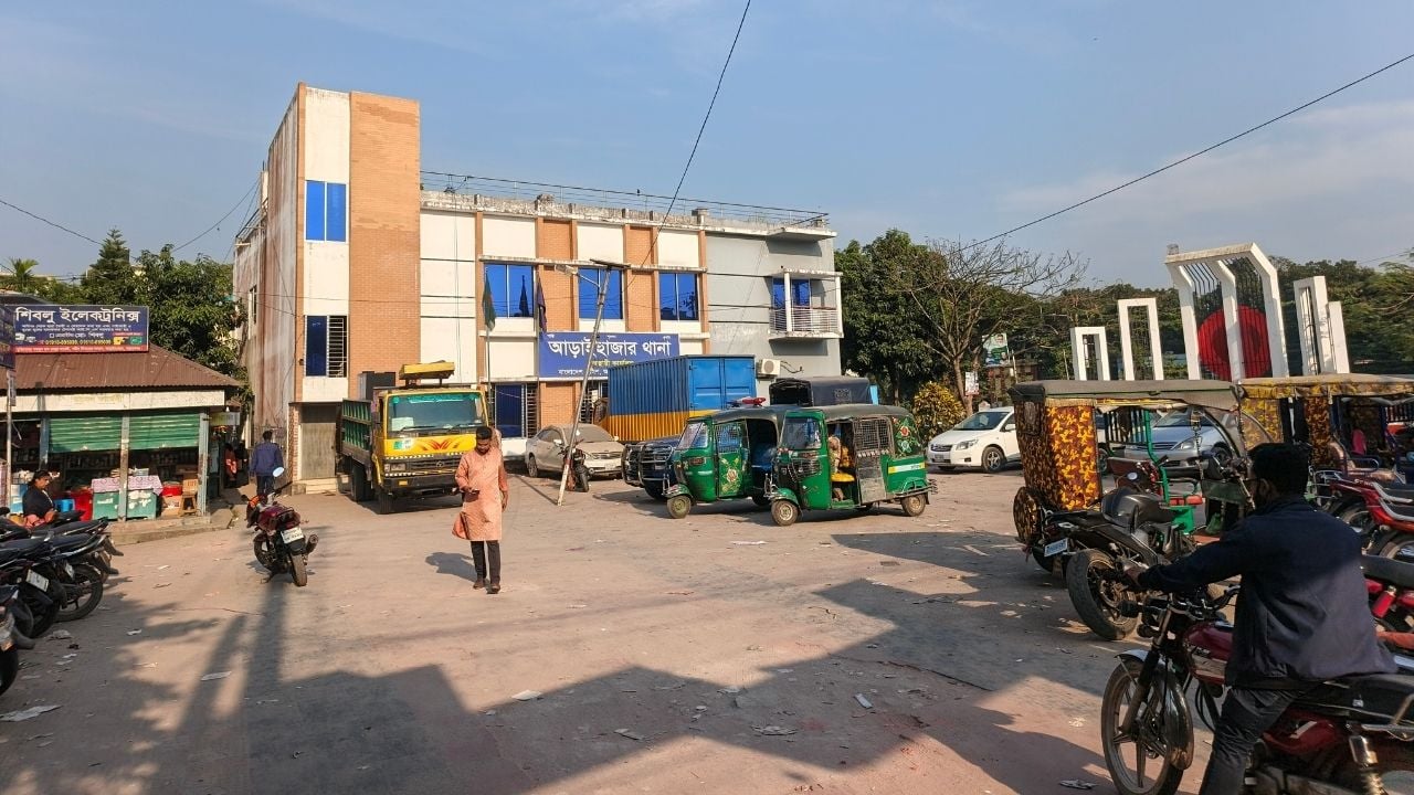 আড়াইহাজারে গৃহকর্তাকে কুপিয়ে স্বর্ণ ও টাকা লুট