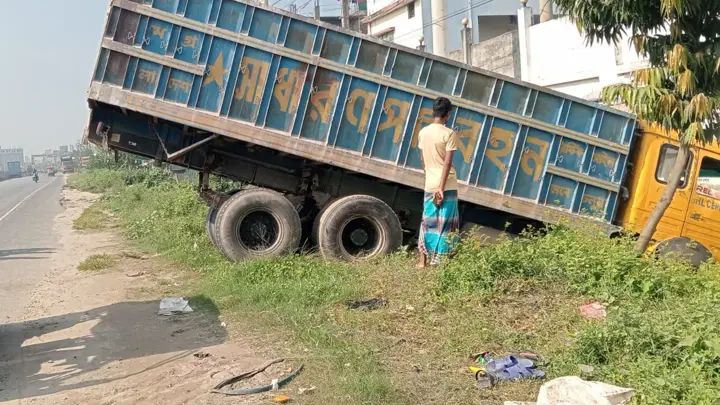 আড়াইহাজারে ট্রাকের ধাক্কায় অটোযাত্রী নিহত