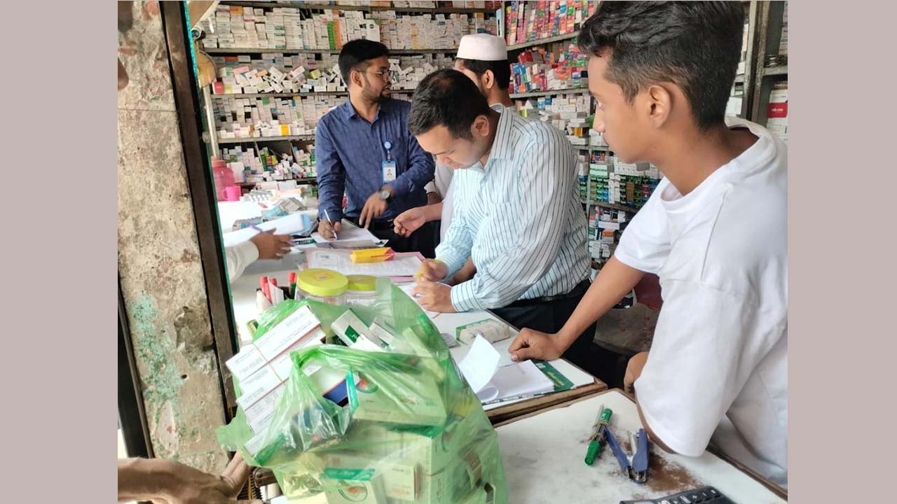 আড়াইহাজারে ভ্রাম্যমাণ আদালতের 
অভিযান, দুই ফার্মেসিকে জরিমানা