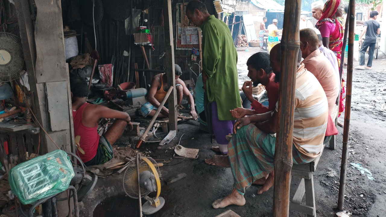 আড়াইহাজারে টুং টাং শব্দে মুখর কামারপাড়া