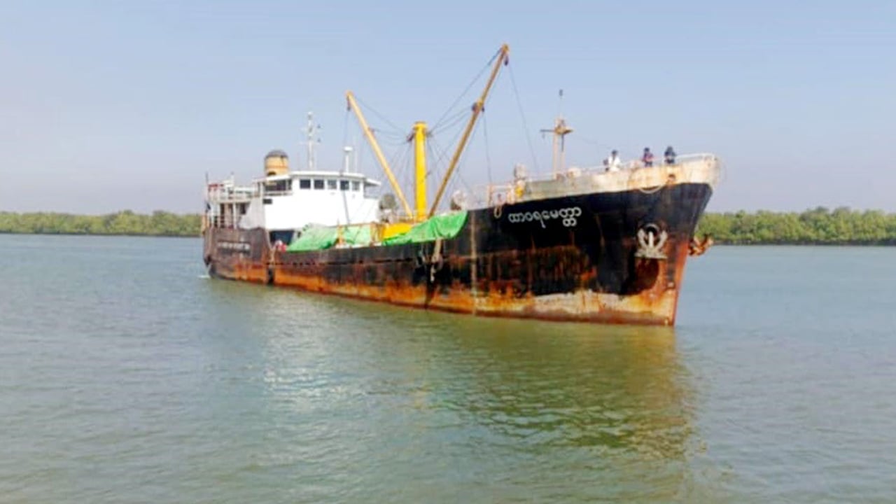চারদিন পর আরাকান আর্মি ছাড়লো পণ্যবাহী দুটি জাহাজ