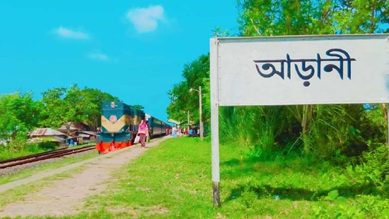 রাজশাহীতে রেললাইনে আগুন, ট্রেন চলাচল বন্ধ 