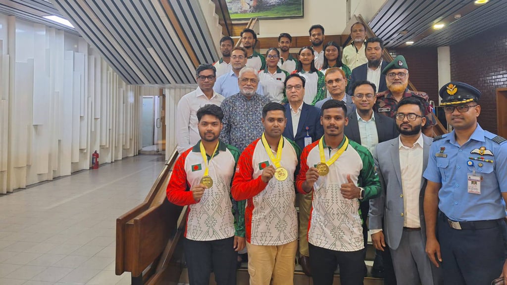 সংবর্ধিত স্বর্ণজয়ী আর্চারি দল