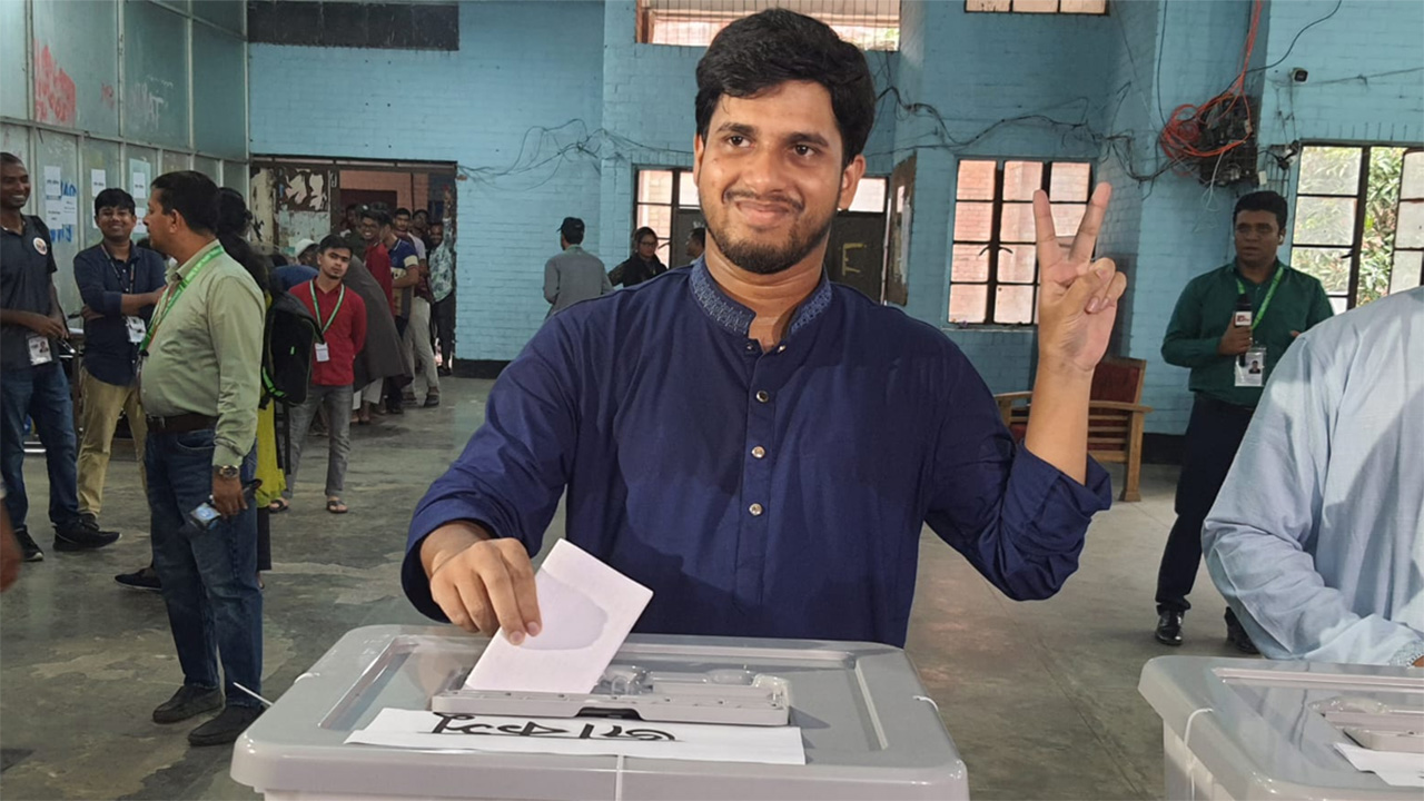 ভোট দিলেন শিবির সমর্থিত প্যানেলের ভিপি প্রার্থী আরিফ উল্লাহ