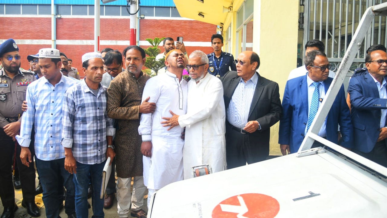 দুবাই প্রবাসীর লাশ বাড়ি নিয়ে গেলেন প্রবাসীকল্যাণ মন্ত্রী