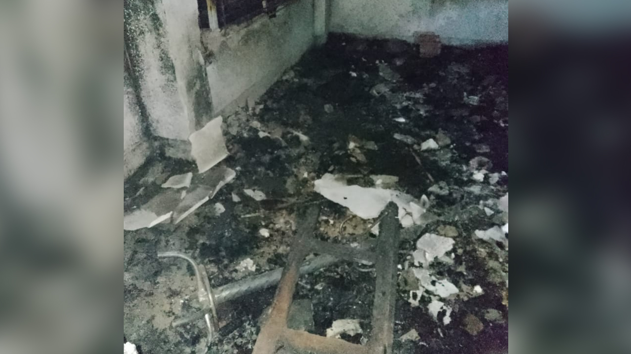আড়াইহাজারে আ.লীগ নেতার বাড়ি ভাঙচুর করে জনতার আগুন