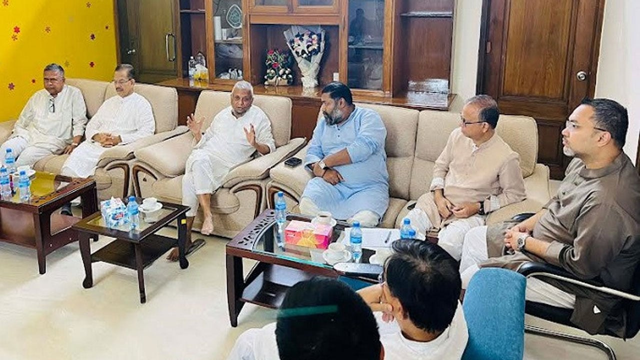 শ্রমিকদের বেতন-বোনাস ঈদের ছুটির আগেই পরিশোধের নির্দেশ শ্রমমন্ত্রীর