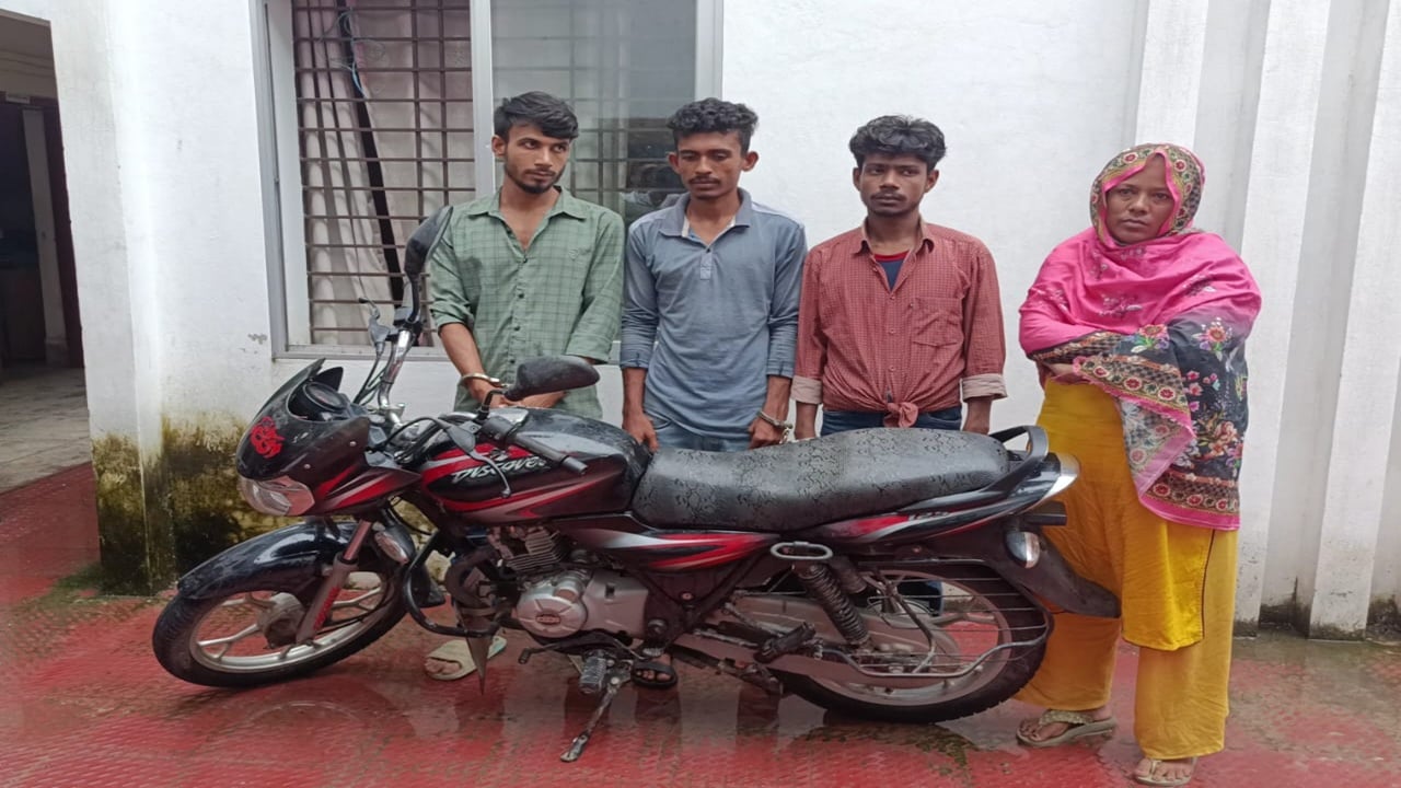 মহেশপুরে ব্যবসায়ীকে মারধর করে মোটরসাইকেল ছিনতাই, নারীসহ আটক ৪