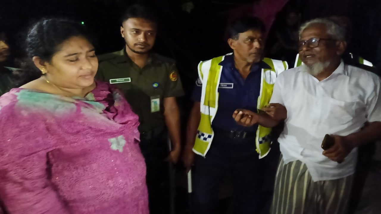 শাহরাস্তিতে ভিজিএফের ১৬ বস্তা চাল উদ্ধার, ইউপি সদস্য আটক