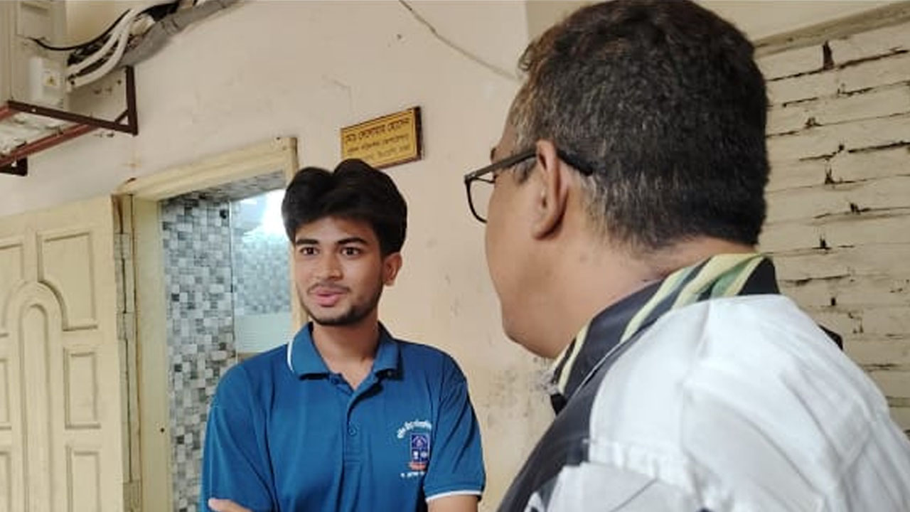 অন্যের কার্ড দিয়ে ঢাবিতে প্রবেশের চেষ্টা, বহিরাগত তরুণ আটক