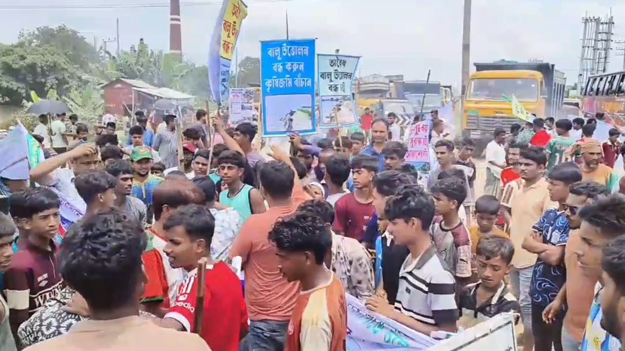 অবৈধ বালু উত্তোলন বন্ধের দাবিতে ঢাকা-সিলেট মহাসড়ক অবরোধ