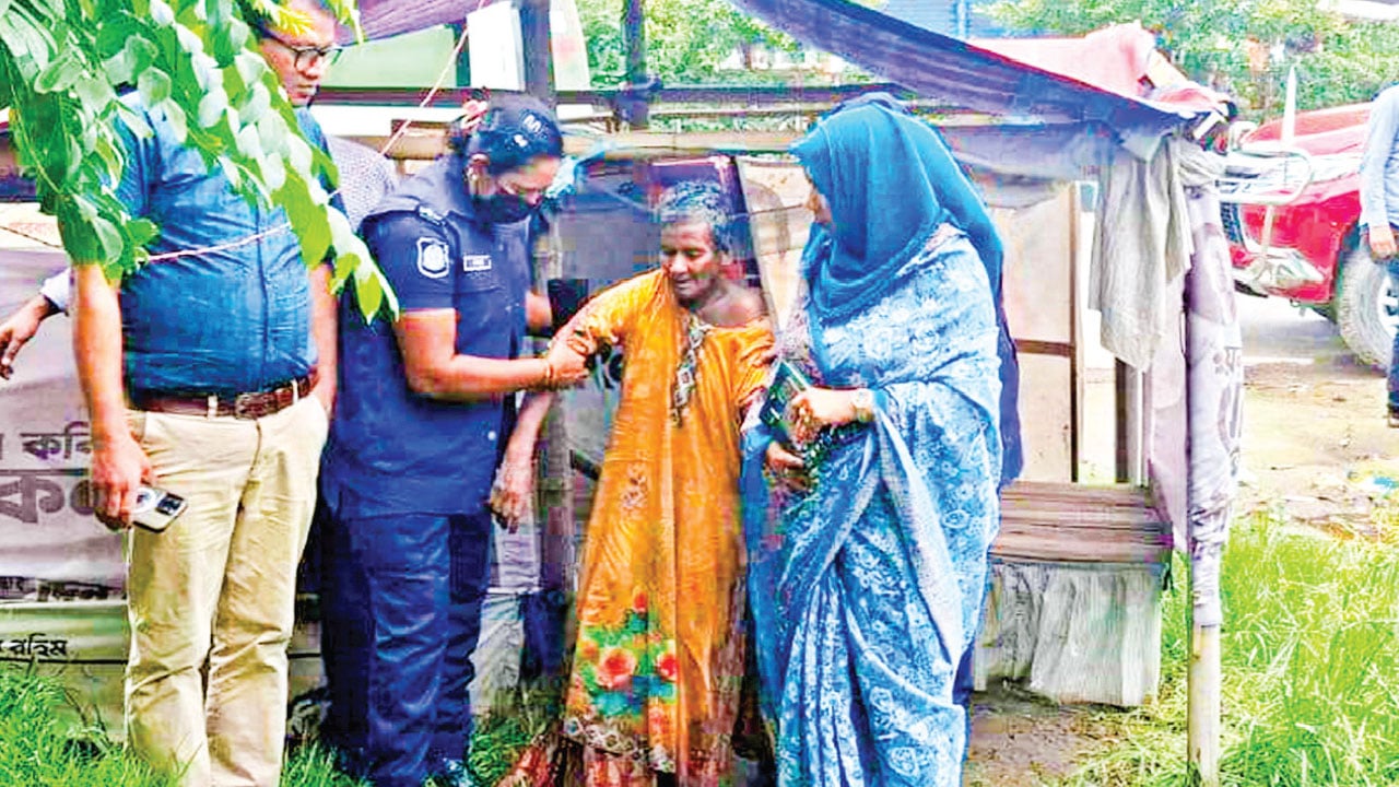 অসহায় বৃদ্ধাকে চিকিৎসা ও খাবার দিলেন ইউএনও