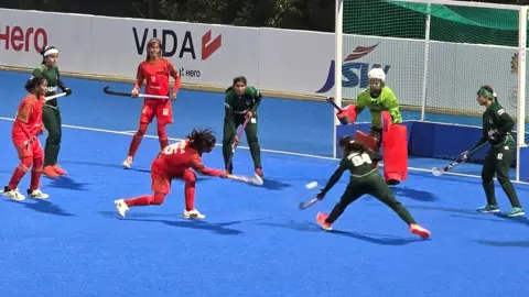 পাকিস্তানকে উড়িয়ে দিলো বাংলাদেশের মেয়েরা