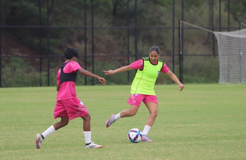 সিডনির গরমের সঙ্গেও লড়ছে মেয়েরা