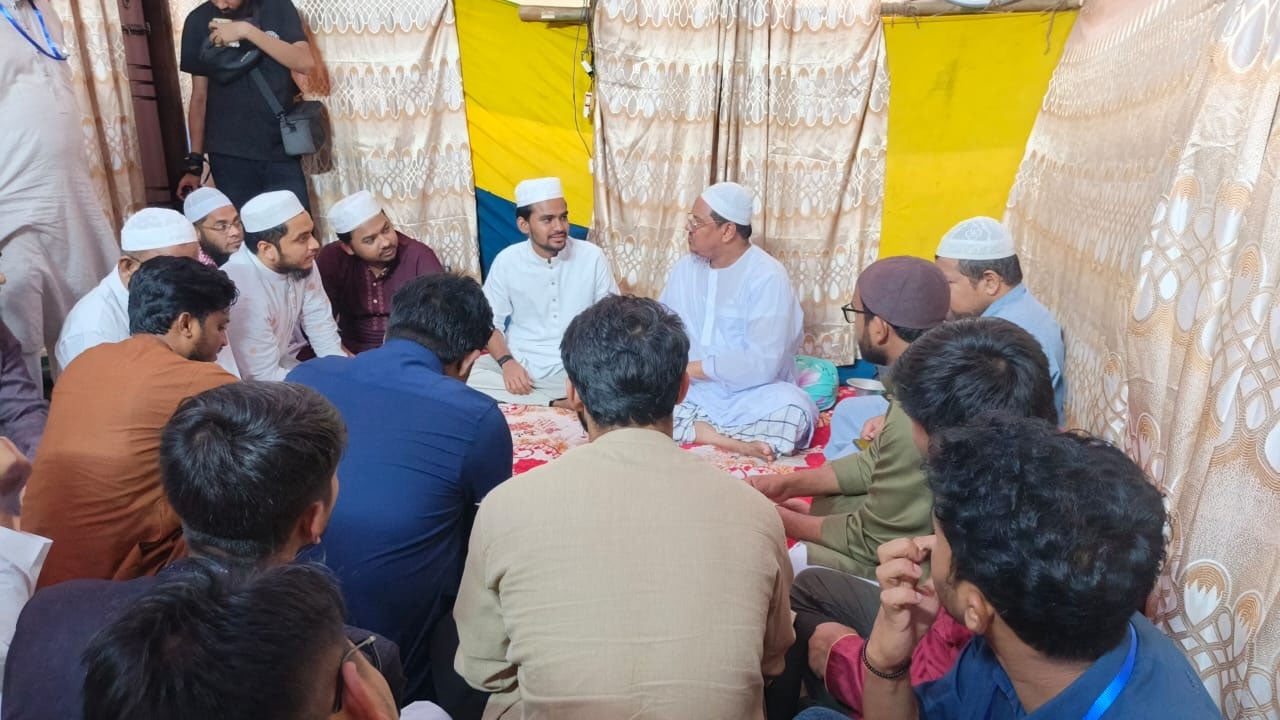 চরমোনাই পীরের দরবারে এনসিপির মুখপাত্র আসিফ মাহমুদ