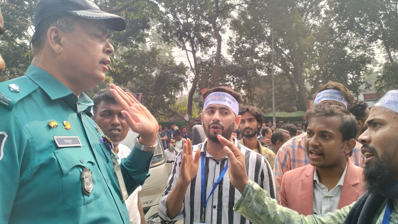 উপদেষ্টা আসিফ নজরুলের সাথে মালয়েশিয়াগামীদের সাক্ষাৎ